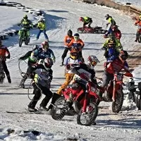 Adrenalin na sněhu: Moje první zkušenost s motoskijoringem – Když se motocykly a lyže potkají