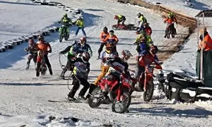 Adrenalin na sněhu: Moje první zkušenost s motoskijoringem – Když se motocykly a lyže potkají