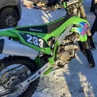 Adrenalin na sněhu: Moje první zkušenost s motoskijoringem – Když se motocykly a lyže potkají
