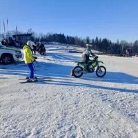 Adrenalin na sněhu: Moje první zkušenost s motoskijoringem – Když se motocykly a lyže potkají