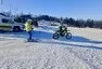 Adrenalin na sněhu: Moje první zkušenost s motoskijoringem – Když se motocykly a lyže potkají