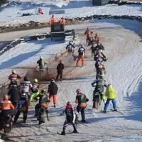 Adrenalin na sněhu: Moje první zkušenost s motoskijoringem – Když se motocykly a lyže potkají