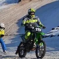 Adrenalin na sněhu: Moje první zkušenost s motoskijoringem – Když se motocykly a lyže potkají
