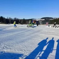 Adrenalin na sněhu: Moje první zkušenost s motoskijoringem – Když se motocykly a lyže potkají