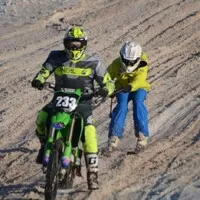 Adrenalin na sněhu: Moje první zkušenost s motoskijoringem – Když se motocykly a lyže potkají