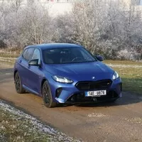 BMW M135 xDrive: Rychlý hatchback, který by potřeboval okořenit
