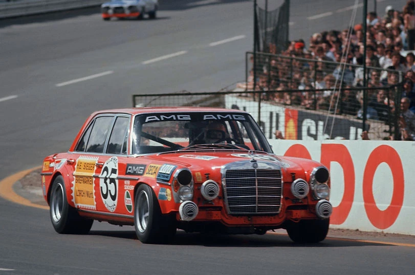AMG Mercedes-Benz 300SEL 6.8 'Rote Sau', se svolením Mercedes-Benz