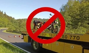 Novinky, V jedné stopě: Zákaz motorek na Nürburgringu