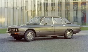 Historie: Retro okénko Petra Přikryla: BMW řady 5 E12 v ČSSR lákalo petrolheady i podivíny