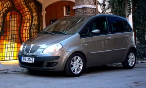 Lancia Musa 1.9 JTD: Městem unikátně, přitom za jednu výplatu
