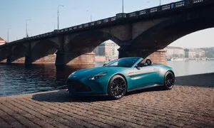 Aston Martin Vantage Roadster v pražské premiéře: Nejvýkonnějšímu sportovnímu kabriu to v českém prostředí vážně sluší