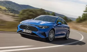 Nový Mercedes-Benz CLA přijíždí. Je větší, chytřejší, spalovací i elektrický a svítí na něm hned 147 trojcípých hvězd