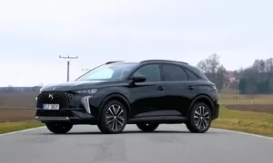 Recenze & testy: DS7 PHEV 300 AWD Édition France: Víc Francie nikde jinde nedostanete, a nyní navíc se slevou