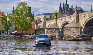 Novinky: Jak se z auta dělá loď. Cupra Terramar vyplula na hladinu Vltavy rychlostí 5 uzlů