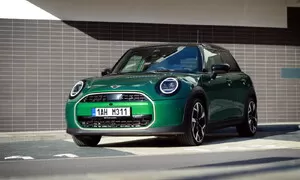 Recenze & testy: Mini Cooper C: Ani základní spalovací specifikace víkendové zábavě nebrání, přitom dobře poslouží i o všedních dnech