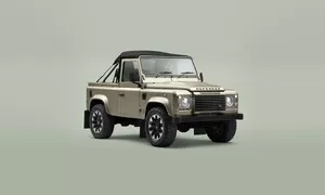Novinky: Klasický Land Rover Defender je nyní k dispozici v nejžádanější kombinaci: Se sundávací střechou a osmiválcem