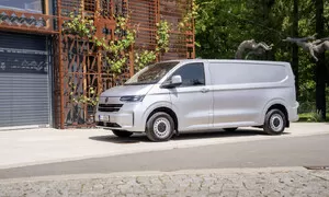 Volkswagen Transporter T7 přiváží víc prostoru a chytrých nápadů, potěší však i tichou a pohodlnou jízdou