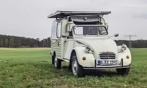 Láska k autům a láska k přírodě nemusí jít nutně proti sobě: Clément Guyot a jeho Sluncem poháněný Citroën 2CV