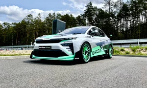 Autíčkář na cestách, Motorsport, Novinky: Jízda ve Škodě Enyaq RS Race: Budoucnost motorsportu není nutně černá. Jen jiná a docela těžká