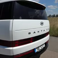 Hyundai Santa Fe hybrid 4x4: Auto, ve kterém chcete jet klidně i na druhý konec světa