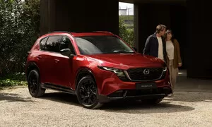 Mazda CX-5 přichází ve zcela nové generaci. Svým tvarem a spalovacím motorem však stále míří na staromilce