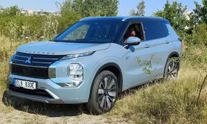 Recenze & testy: Mitsubishi Outlander PHEV: Klídek, pohodlí a Yamaha