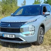 Mitsubishi Outlander PHEV: Klídek, pohodlí a Yamaha