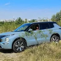 Mitsubishi Outlander PHEV: Klídek, pohodlí a Yamaha