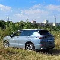Mitsubishi Outlander PHEV: Klídek, pohodlí a Yamaha