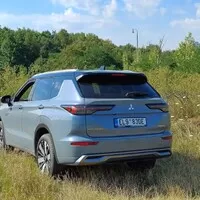 Mitsubishi Outlander PHEV: Klídek, pohodlí a Yamaha