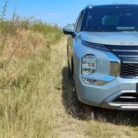 Mitsubishi Outlander PHEV: Klídek, pohodlí a Yamaha