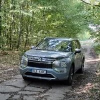 Mitsubishi Outlander PHEV: Klídek, pohodlí a Yamaha