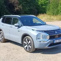 Mitsubishi Outlander PHEV: Klídek, pohodlí a Yamaha