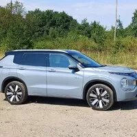 Mitsubishi Outlander PHEV: Klídek, pohodlí a Yamaha