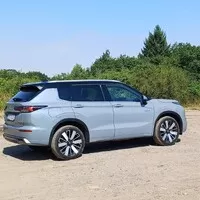 Mitsubishi Outlander PHEV: Klídek, pohodlí a Yamaha