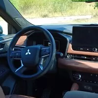 Mitsubishi Outlander PHEV: Klídek, pohodlí a Yamaha