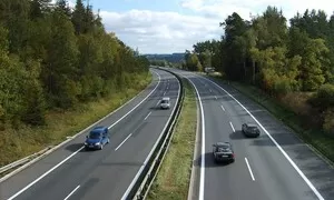 Ruce z volantu: Autonomní řízení úrovně 3 bude od ledna 2026 legální