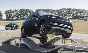 Na skok za volantem Range Roveru Electric. Bude to nesmysl, nebo dokonalost sama?