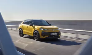 Nový Volkswagen T-Roc jede! Mladší brácha Tiguanu je v druhé generaci větší, hezčí i chytřejší