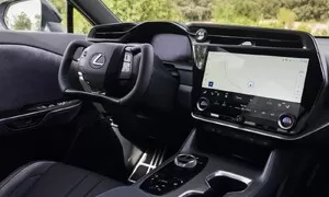 Lexus RZ: Běží jako po drátkách!
