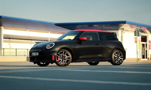 Recenze & testy: Mini Cooper JCW E: Kapesní urychlovač částic ve stylovém provedení