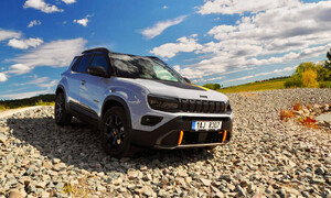 Recenze & testy: Jeep Avenger Hybrid 4xe: Limitka The North Face s pohonem všech kol
