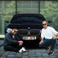Máme s Markem tradici, že se fotíme u ledvin(ek) BMW, pro vaši ilustraci. Jen test sedmy nestihl, tak Tomáš musel improvizovat. Foto: Tomáš Strach, autickar.cz