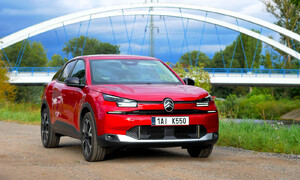 Recenze & testy: Citroën C4 Hybrid 145: Stále komfortní, nově úsporný a konečně i hezký