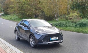 Recenze & testy: Toyota C-HR 2,0 PHEV: Na dálnici už se netrapí.