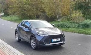 Recenze & testy: Toyota C-HR 2,0 PHEV: Na dálnici už se netrapí.