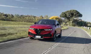 Autíčkář na cestách, Recenze & testy: Alfa Romeo Tonale mezi kopečky Toskánska: Jak zaparkované, tak při jízdě, doma jí to náramně sluší