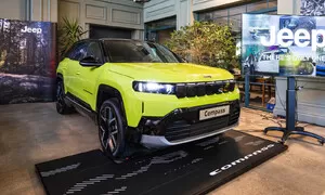 Nový Jeep Compass je v Česku. Poradí si s obrubníky i mělkým potokem, čtyřkolka však nebude pro každého 