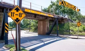 Historie: 11-Foot-8 Bridge: Největší otvírák na světě