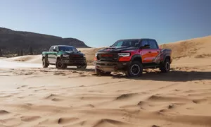 V8 HEMI hlásí návrat! Stellantis představil novou verzi Ram 1500 SRT TRX, která má zase osmiválec